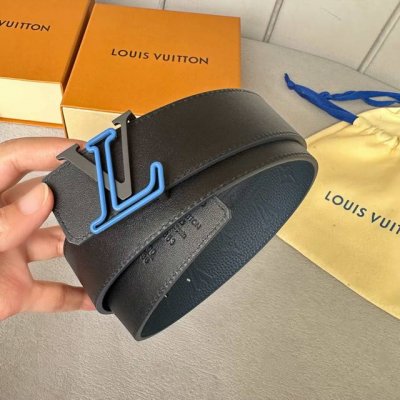 L0Uis Vuitt0N 專櫃最新升級版本 寬度40Mm 原廠荔枝紋面壓刻有花型圖案效果 進口柔軟小牛皮底 搭配新型字母搭扣 百搭易襯