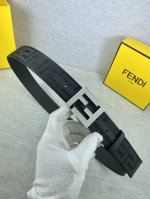 宽度4.0Cm Fendi 芬迪 此款腰带搭配双F 镶钻钢扣相呼应 专柜新款不管是商务 休闲都能完美搭配 夏季必备 扣头金 白真空电镀