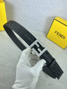 宽度4.0Cm Fendi 芬迪 此款腰带搭配双F 镶钻钢扣相呼应 专柜新款不管是商务 休闲都能完美搭配 夏季必备 扣头金 白真空电镀