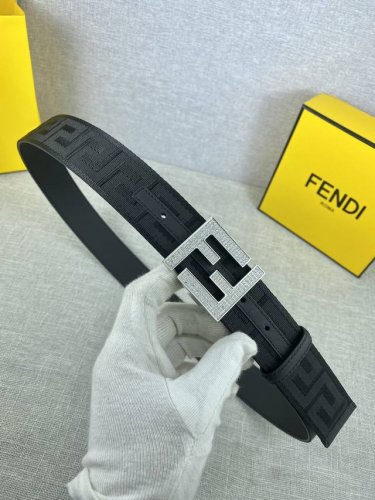 宽度4.0Cm Fendi 芬迪 此款腰带搭配双F 镶钻钢扣相呼应 专柜新款不管是商务 休闲都能完美搭配 夏季必备 扣头金 白真空电镀