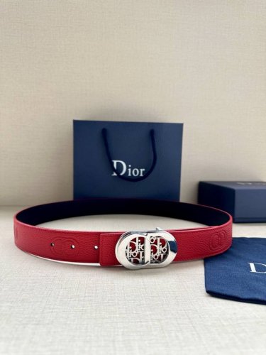 特 Dior 这款 35毫米双面腰带结合典雅气质与摩登风范。一面则采用迪奥灰粒面牛皮革，另一面则采用同色调压花 Cd Icon 标志。长度可调节，可搭配各式 3