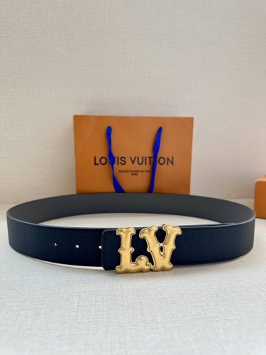4.0宽 Lv Ranch 双面腰带再现 2024 春夏男装秀场的凌厉风范，为细腻牛皮革点缀崭新搭扣。西部风格 Lv 字母呈现做旧金属效果 牛皮革 做旧金属件