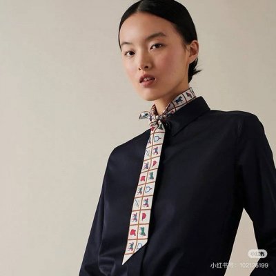 爱马仕Hermes “骏马的披挂”Twilly小丝巾 Twilly小丝巾 100%桑蚕丝 。 这款小巧的真丝配饰佩戴方式千变万化，可为您的日常造型增添灵动妙趣！