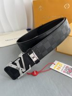 品名： Lv..路易..威登腰带皮带原单 型号：挂扣，经典纯钢材质镶钻字母挂扣，头层牛皮，图片实物拍摄 材料：头层牛皮，挂扣系列，纯钢材质扣头，钯镀电镀工艺永不