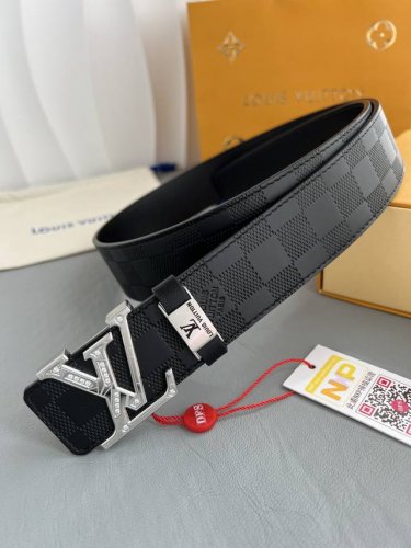品名： Lv..路易..威登腰带皮带原单 型号：挂扣，经典纯钢材质镶钻字母挂扣，头层牛皮，图片实物拍摄 材料：头层牛皮，挂扣系列，纯钢材质扣头，钯镀电镀工艺永不