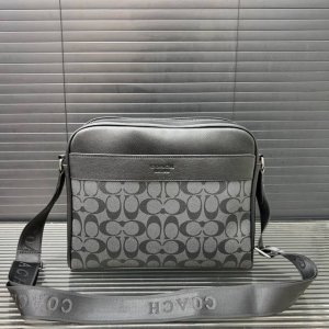 Coach 蔻驰 Charles 单肩斜挎包 经典Logo搭配原厂工艺材质 休闲百搭 实物拍摄 原版面料 配送防尘袋 28 X 24 Cm。