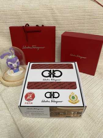 品名：菲拉格幕 原单皮带 材质：原单牛皮腰带 百分百头层牛皮腰带保证真皮，24K纯钢扣，专柜原单品质、做工精细，时尚大牌，送人自用首选 包装： 请认准如图专柜包 - 点击图像关闭