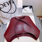 特 Loew E秋冬新款 外缝线窄版对比色缝线衿腰带 配有 L 字母组合手工细致精巧 具有浓厚浪漫、古雅情调的地中海文化色彩 .一款让衣服变成走秀款的腰封...