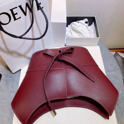 特 Loew E秋冬新款 外缝线窄版对比色缝线衿腰带 配有 L 字母组合手工细致精巧 具有浓厚浪漫、古雅情调的地中海文化色彩 .一款让衣服变成走秀款的腰封...
