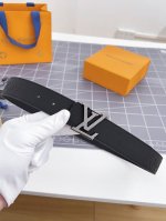 特 寬度：35Mm Lv S-Lock系列 宽度3.5Cm 精致的字母搭扣 搭配品牌專用小牛皮压logo标识 双面用