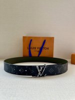 特 本款 4.0宽 Lv Initiales 双面腰带拼合经典 Monogram 帆布和素色皮革，搭配中央 Lv 字母搭扣，为路易威登爱好者提供多样造型选择。一