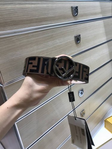 配送专柜包装 特批新款 Fd 宽40Mm 标志造型宽皮带。钉扣式带扣。进口小牛磨砂制成，原版浮雕纯手工绘黑色咖啡色Ff 图案，非市场电脑喷印平平没凹凸质感，支持