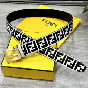 特 Fendi 芬迪 宽38Mm 标志造型宽皮带。原版定制F扣，进口原版小牛皮制成。印有浮雕黑Ff 图案。镀金表面金属制品，品质保证。