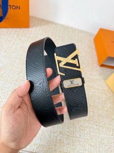 品名： Lv..路易..威登腰带皮带原单 型号：挂扣，经典纯钢材质挂扣，头层牛皮，图片实物拍摄 材料：头层牛皮，挂扣系列，纯钢材质扣头，钯镀电镀工艺永不掉色。原