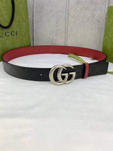 特 宽度4.0cm gucci 双面腰带，一侧为GG Supreme帆布，反面一侧为枣红色头层小牛皮。配以互扣式双G带扣。