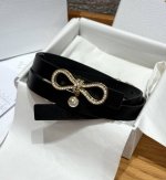 迪家满钻腰带 DDD 这款满钻腰带亲，黑色小牛皮材质，手感柔软细腻，搭配金属镶嵌水晶钻，奢华感满满，标志性“∞”形状扣，无论日常还是正式场合，都能轻松提升造型感