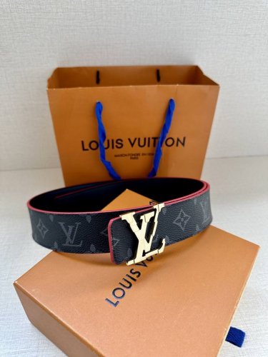 特 4.0宽 Lv Broken 双面腰带令 Lv 字母搭扣呈现锯齿状边缘，与腰带的边染色彩互为映衬。Monogram 图案帆布和牛皮革提供两式格调。