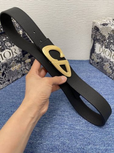 Cd30 腰带扣35 毫米黑色哑光涂漆饰面黄铜 编号: 4981Rvvar_H00N。 这款黑色哑光涂漆饰面黄铜腰带扣是二零二五春季男装系列新品，展示 Cd30