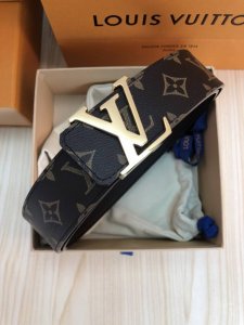 Lv：原单面料,內衬头层小牛皮底.搭配原单扣.这款经典而又魅力恒久的腰带外型宽大，带扣和牛仔装相得益彰，彰显一派休闲气息.专柜宽度4.0