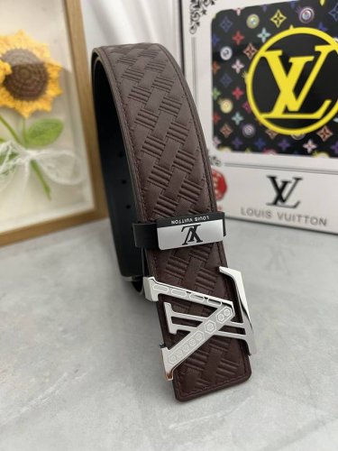 品名：Lv..路易..威登原单 材质：原单牛皮腰带 百分百头层牛皮腰带保证真皮，24K纯钢扣，专柜原单品质、做工精细，时尚大牌，送人自用首选 包装： 请认准如图