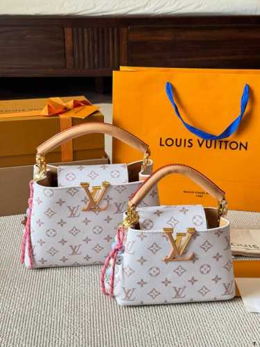 Lv Capucines 作为Lv代表性高定包款之一的Capucines手袋，每一季都会尝试不同的设计，并搭配新配色、新材质与新饰面。更加高端气质。 小小的尺寸