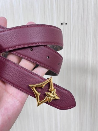 Flowergram 双面腰带选用 Monogram 帆布和 Monogram 压纹皮革演绎两式风尚，以宛若珠宝的柔美搭扣致意 Monogram 花卉，可为各式