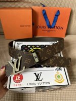 品名：Lv..路易..威登原单 材质：原单牛皮腰带 百分百头层牛皮腰带保证真皮，24K纯钢扣，专柜原单品质、做工精细，时尚大牌，送人自用首选 包装： 请认准如图