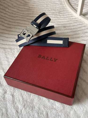 特 Bally 巴利专柜同款 男士时尚布配皮双用腰带 宽 3.4Cm Tamal 融入了永恒经典的 Bally 蓝白条纹，且具有充满现代感。固定式双面设计加上别