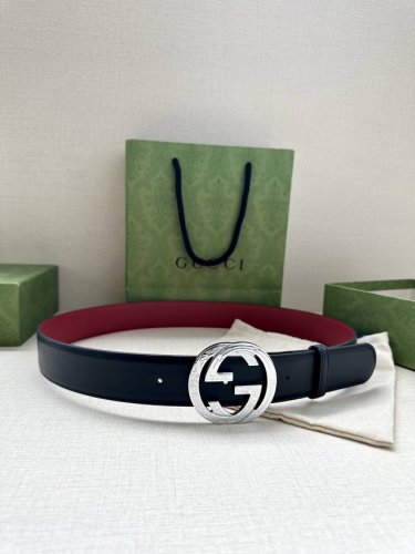 宽度4.0Cm Gucci 互扣式双G带原单钢扣，源自品牌现代风格典藏设计，经过重新诠释而别具新意。呈现于纤细的皮革腰带之上。