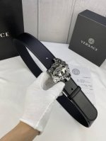 特 宽度4.0Cm Versace 范思哲 此款柔软的平纹皮带饰有金、银双色3D美杜莎腰带扣，可搭配正装或休闲牛仔装。