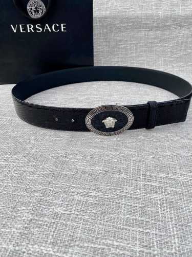 宽度4.0Cm V E R S A C E 范思哲 此款腰带柔软 头层皮饰带搭配一枚椭圆形美杜莎带扣。本季标志性的Versace饰件点缀其上，平添魅力