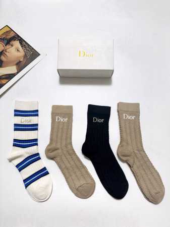 配包装 一盒4双 Dior 迪奥 经典字母 Logo 纯棉 中筒袜 ！超级软糯亲肤！ Ins爆款！专柜在售Ing 好看到爆炸 ！超高品质！经典不过时！潮人必不能 - 点击图像关闭