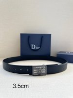 宽度3.5Cm 这款腰带扣是Dior新款单品，延续经典设计，采用“Cd Icon”标志造型，以复古色精心打造。可与各式35毫米腰带搭配，提升格调，打造优雅精致的