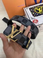 品名：Lv..路易..威登原单 材质：原单牛皮腰带 百分百头层牛皮腰带保证真皮，24K纯钢扣，专柜原单品质、做工精细，时尚大牌，送人自用首选 包装： 请认准如图