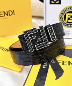 皮带：Fendi.芬迪..顶级原单复刻. 腰带：百分百头层牛皮，鳄鱼纹路，均匀细腻保证真皮。双层Ff水晶镶嵌黑白钻石24K纯钢扣材质，永不掉色进口小牛皮正反双面