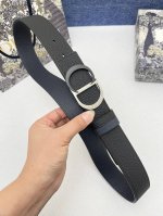 迪奥 3.5Cm 这款 30 Montaigne Avenue 腰带从同名手袋汲取灵感，是二零二三年秋季新品。采用黑色光滑 牛皮革精心制作，质感柔软，设计优雅，