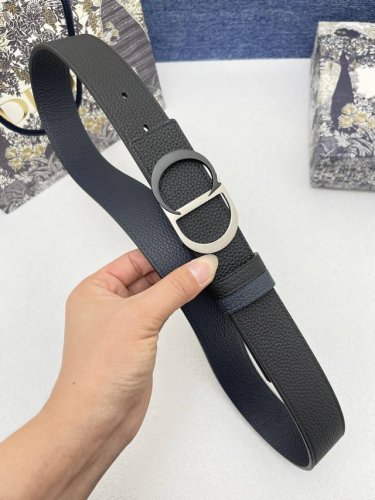 迪奥 3.5Cm 这款 30 Montaigne Avenue 腰带从同名手袋汲取灵感，是二零二三年秋季新品。采用黑色光滑 牛皮革精心制作，质感柔软，设计优雅，