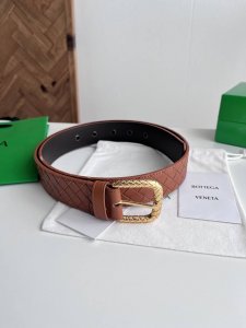 Bv 2025最新款男士编织腰带 纯手工Intreccio小格子编织 双面意大利小牛皮搭配编织纹理设计金色针扣 金属圈皮带孔 皮带宽度35Mm 颜色: 土黄色