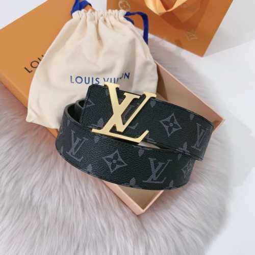 特 ：配送专柜全套礼盒包装。 Lv 40 毫米双面腰带将 帆布和柔软小牛皮分饰两面，以摩登视角重绎路易威登的经典设计，更有 Lv 字母搭扣绘上标志性一笔。搭提供
