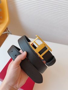 特 Cartier卡地亚凭借匠心杰作展现与众不同的美感，融合精湛工艺与经典设计，演绎隽永风格；潇洒不羁，果敢独立！此款式易搭配服饰；休闲正装两相宜。皮带宽度：3