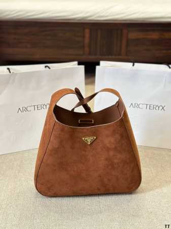 Prada 最新24Tote 购物袋值这个系列将是Prada接下来 一整季的主打款式。Prada 手袋的曲线型设计十分醒 目，时尚百搭尺寸 34Cm - 点击图像关闭