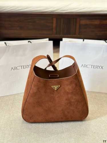 Prada 最新24Tote 购物袋值这个系列将是Prada接下来 一整季的主打款式。Prada 手袋的曲线型设计十分醒 目，时尚百搭尺寸 34Cm