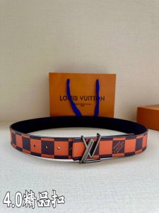 4.0宽 本款 Lv Initiales 双面腰带瞩目亮相路易威登 2024 春夏男装秀场，以鲜明 Damier Pop 帆布和内敛牛皮革巧妙分饰两面，点缀 L