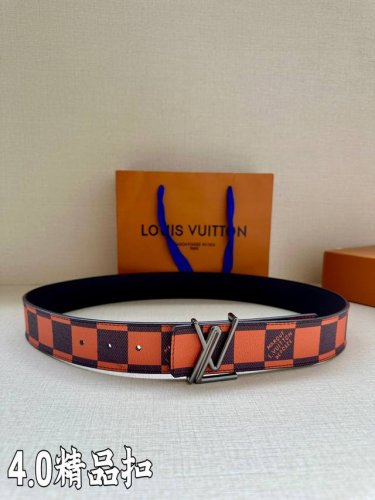 4.0宽 本款 Lv Initiales 双面腰带瞩目亮相路易威登 2024 春夏男装秀场，以鲜明 Damier Pop 帆布和内敛牛皮革巧妙分饰两面，点缀 L