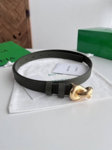 Bv 2025最新款女士平面腰带 双面意大利小牛皮搭配绳结设计微复古金色搭扣 配双皮环 皮带宽度2Cm 颜色: 军绿色