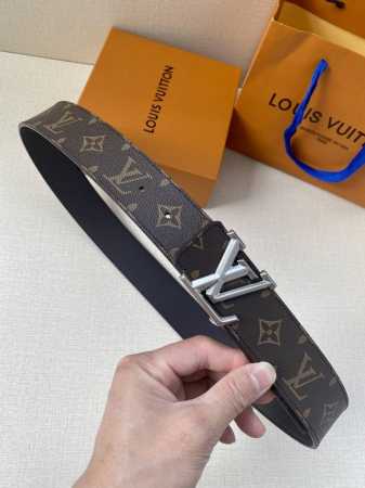 p180 Lv Pyramide 腰带拼合 Monogram Eclipse 帆布和光滑牛皮革，以 Lv Pyramide 凸面古金 古白搭扣成就灵活设计。 - 点击图像关闭