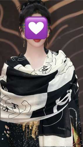 重磅推荐 小香2025 最新款 香奶奶 双C标志 必备款 顶级设计太美了，真心赞实物真心美 披肩配以印花无论设计喷绘都是非常到位细节都可见整个围巾给人气场的同时