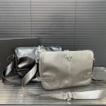 Prada 普拉达 珐琅金属三角形标志 单肩斜挎包 男女通用邮差包 经典百搭 实物拍摄 配送防尘袋礼盒 34 X 23 Cm