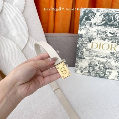 特 Dior爆款女士腰带，采用光滑牛皮革精心制作，搭配镶嵌珍珠五金，后侧优雅的滑动设计可调节贴合度，均码伸缩带，增添高雅气质。