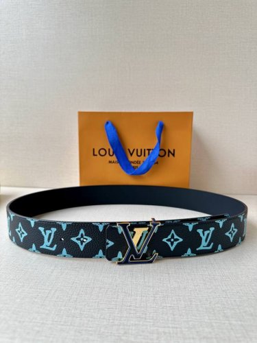 4.0宽Lv Shape 双面腰带以 Monogram Playground 帆布展现经典元素的当代姿采，尽释皮具系列的盎然活力。牛皮革增添沉稳一面，Lv Sh
